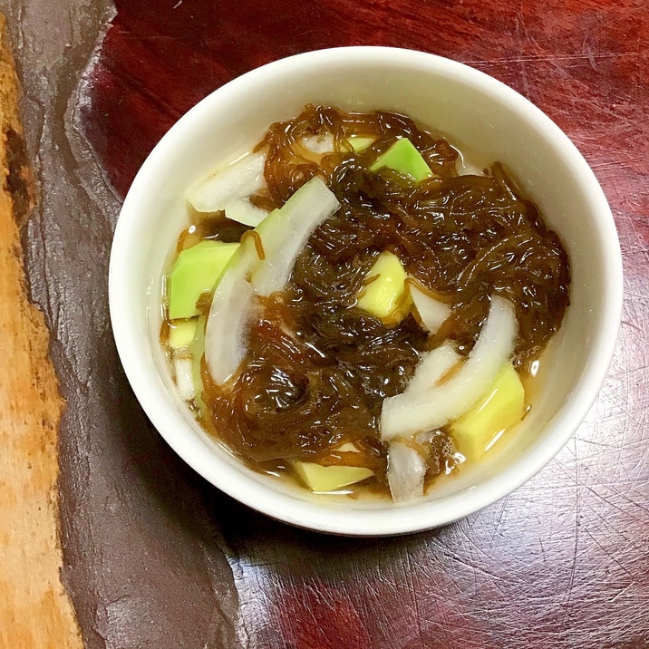 アボカドと玉ねぎのモズク酢。